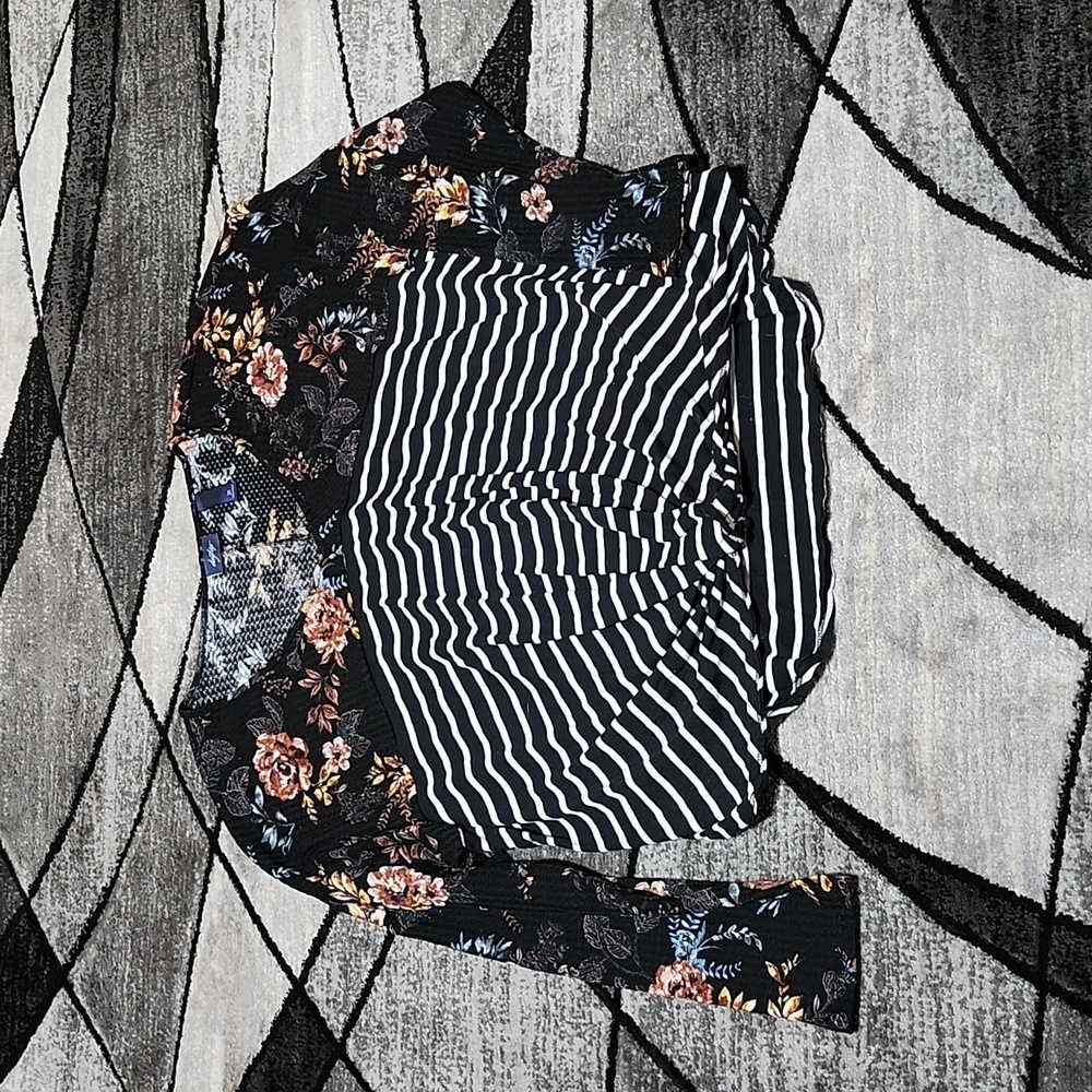 BUCKLE DAYTRIP STRIPE FLORAL V-NECK DROPTAIL LONG-SLEEVE BLOUSE TOP